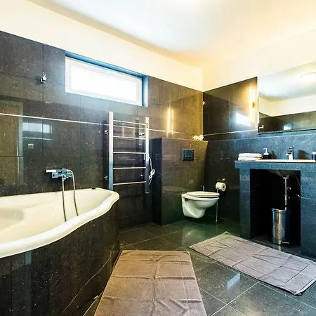 Tuta Apartman *